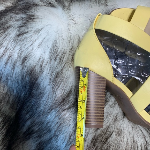 Simply Vera Wang yellow heels 8.5 - Picture 3 of 6